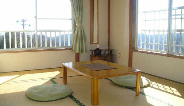 小さなお子様も安心♪和室8畳（ヤッホーと叫んでもさすがに山彦は無理・眺望抜群！）