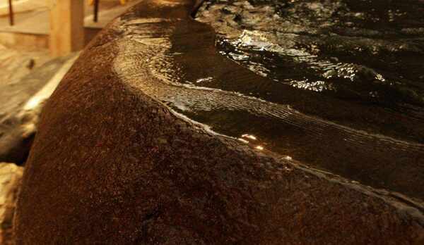 大石風呂から溢れる湯