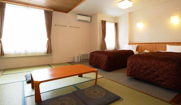 ・【和洋室（バス・トイレ付）】ツイン+和室6畳のお部屋。安らぎのひとときを。