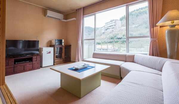 最上階　特別室（ダイニング）／眼下には吊り橋が架かり情緒満点。特別な方と、また特別な日に