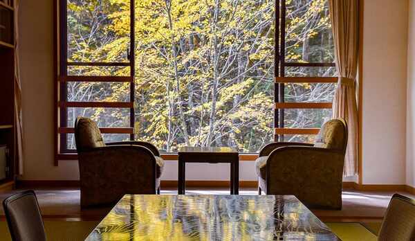 【本館和室一例】渓流の音と楽しむ窓いっぱいの秋景色