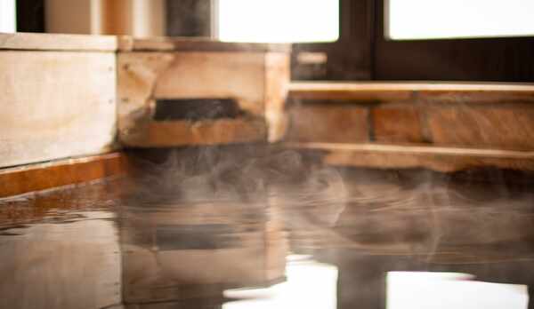 いつでもお好きな時に何度でも入れる嬉しいお部屋の半露天風呂。（桧）