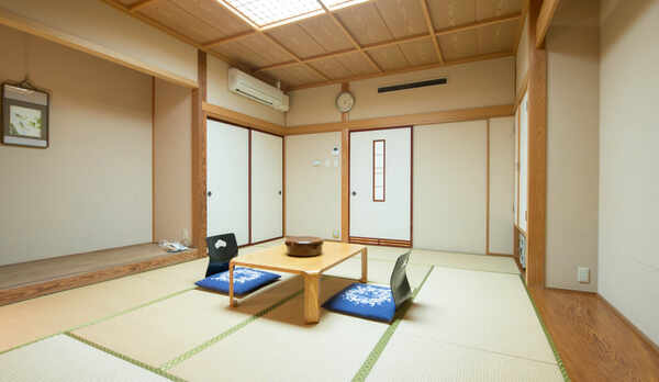 *【和室一例】のんびりお寛ぎいただけます。お布団はセルフサービスです。