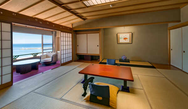 数奇屋造りの落ち着いた雰囲気と広々とした贅空間で優雅にお寛ぎ頂けます。