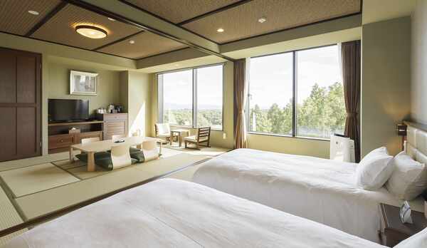 デラックス【和室＋和室ツイン】和室に広縁、和ベッドを備えた寝室が続き、約27畳もの広さを備えた客室。