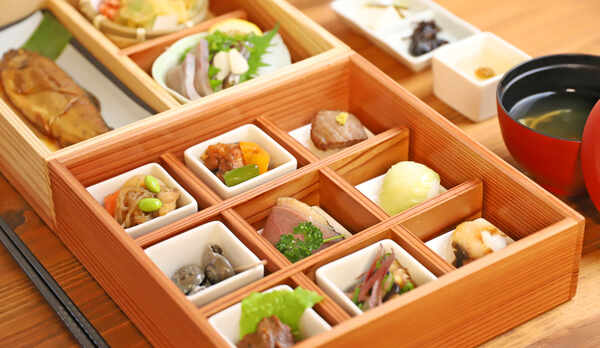 お料理は地元杉を使ったオーダーメイドのお重でおもてなし♪ 高知の美味を真心込めて手作り。