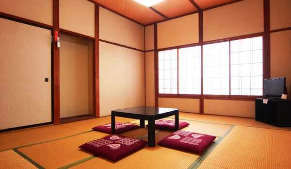 【和室10畳】寒い時期はこたつをご用意します