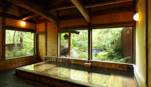 桧づくりの大浴場