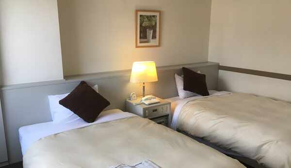 【ツインルーム】120cm幅ベッド2台、23平米のゆったり広めで落ち着いた雰囲気のお部屋です♪