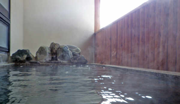 *【半露天風呂】夏季限定♪季節の風を感じながら、肌に優しいトロトロのお湯を満喫！