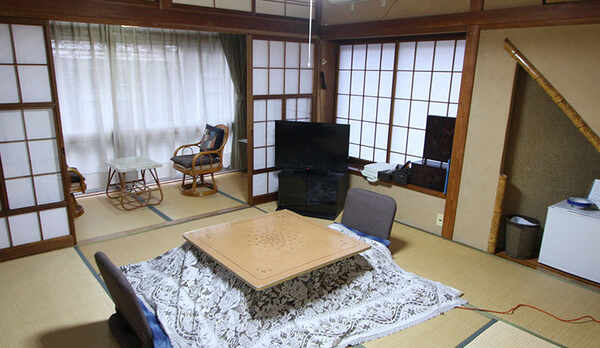 和室　冬季はおこたつで。