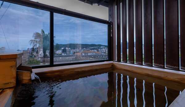 【海側露天風呂付き和洋室　和室10畳＋ツインベッドルーム】客室専用の露天風呂。※写真は一例