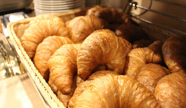 毎朝当ホテルで焼きたてのパンをご用意しております