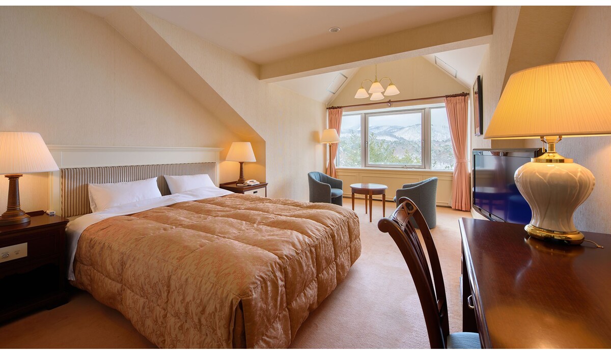 【ダブル】34平米。ゆとりのクイーンサイズベッドを配置したお部屋です。