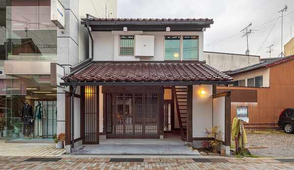 ・事務所建物右手側の扉が無垢里庵への入り口です