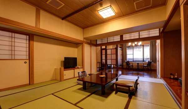 *湯峠館・露天風呂付客室「花伝」/当館で一番の広さを誇る109平米・お庭付きの露天風呂