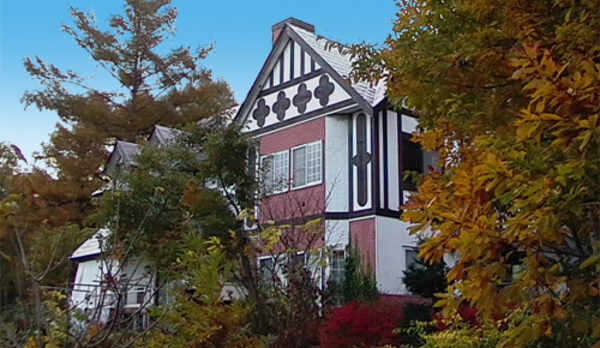 秋のペンション外観