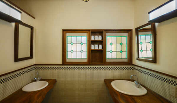 クラシカルでゆったりとした共同洗面所