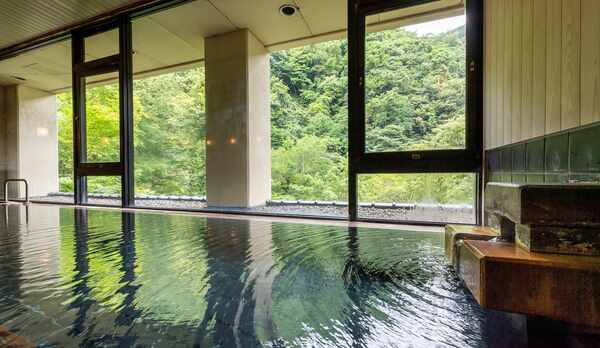 ■内湯　爽やかな緑を楽しみながら