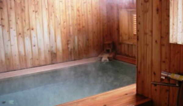 当館の源泉風呂「湯の香」は、蔵王温泉ろばた源泉かけ流しの檜造りの浴室です。