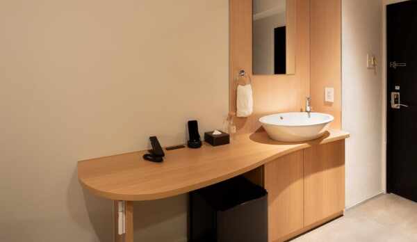 ダブルルーム　デスク＆洗面台