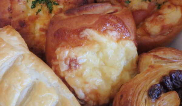 朝食の焼き立てパン