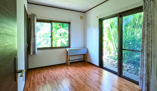 ・テーブルは折りたためるので、夜は寝室としてもご利用いただけます