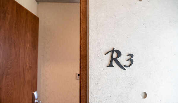 ・＜R3＞ルームサイン：R3はツインルームです