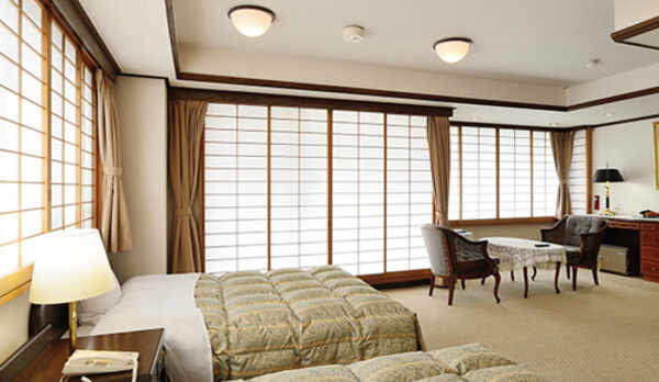 【最上階 特別室 100平米超】眺望がよく、花火大会シーズンにはお部屋から花火も楽しめます。