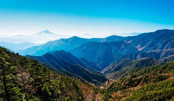 甲武信ヶ岳山頂から見る富士山と奥秩父の山々