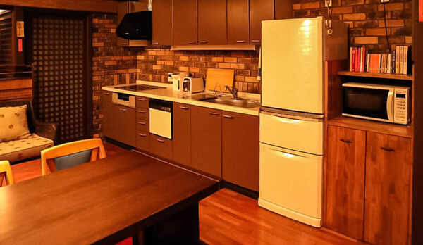 ・共同キッチン。設備は新しいものを入れています