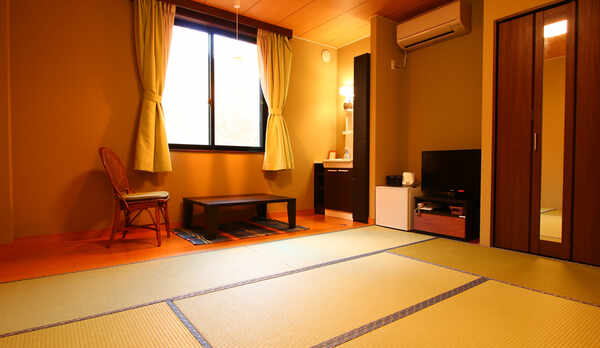 【山側客室】綺麗で清潔感のあるお部屋です。一人旅にもおすすめのお部屋です。
