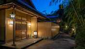 離れ　貴賓室　橘　玄関夕景
