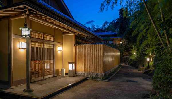 離れ　貴賓室　橘　玄関夕景