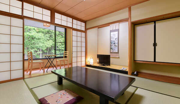 *【和室8畳】シンプルで落ち着いた内装になっています。