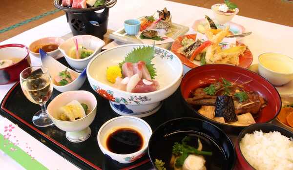 *【夕食一例(スタンダード料理)】メインは季節によって内容が変わる、お肉とお魚料理二大コラボです♪