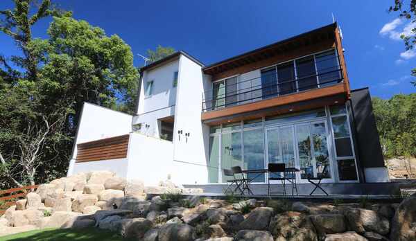 ・【外観】淡路の海を見下ろす自然の中のプライベート空間