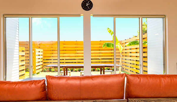 ・庭に面したリビングルーム。明るい陽射しが差し込みます