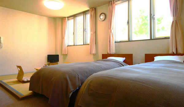 【客室】和洋室ツインベッド。バストイレ付きです。
