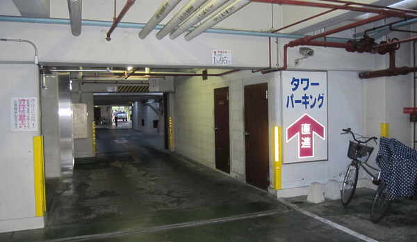 駐車場3　奥へお進みください