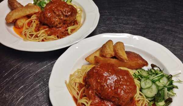 *＜夕食一例＞お食事は食堂でのご用意です。