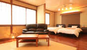 【和洋室】モダンなインテリアで飾られた木の温もりのあるお部屋です。ゆったりおくつろぎ下さい。