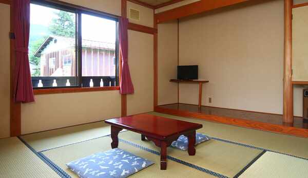 8帖和室◆明るいお部屋でおくつろぎいただけます。