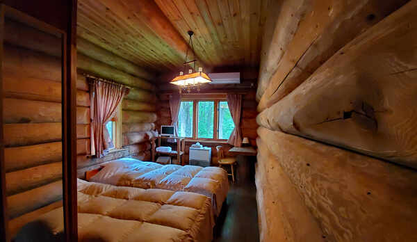 1階　102号室（バストイレ付洋室）　2人部屋