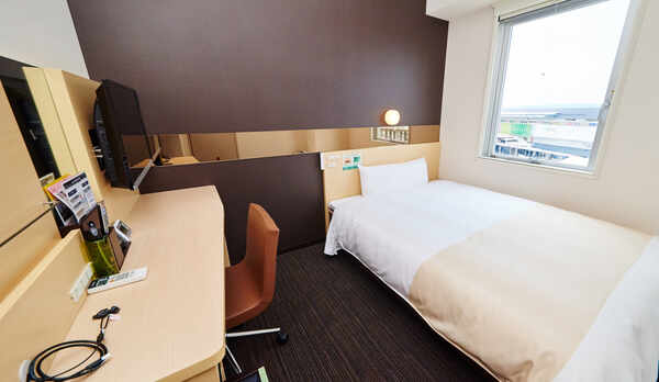 スタンダードシングルルーム　もちろん、携帯充電器もついてますよ。