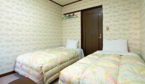 ツインタイプの洋室です。ソファもあり、お寛ぎいただけます。窓を開くと、高原の風が吹き抜けます。