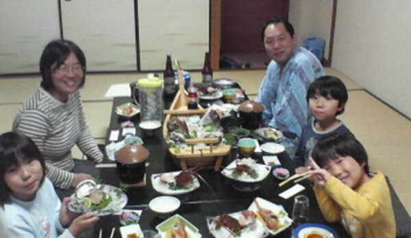 海の博物館で稚魚の放流体験