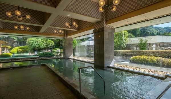 【きぬの夢】大理石を使用した華やかで明るい大浴場