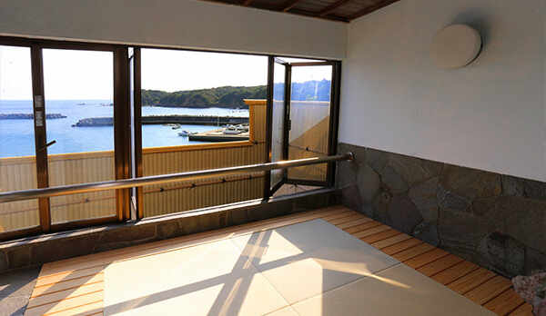 畳敷きのお風呂です