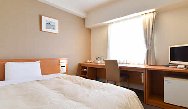 **【ダブルベッドルーム】シングルの広さではエリア最大級！ゆったりとお寛ぎいただけます。